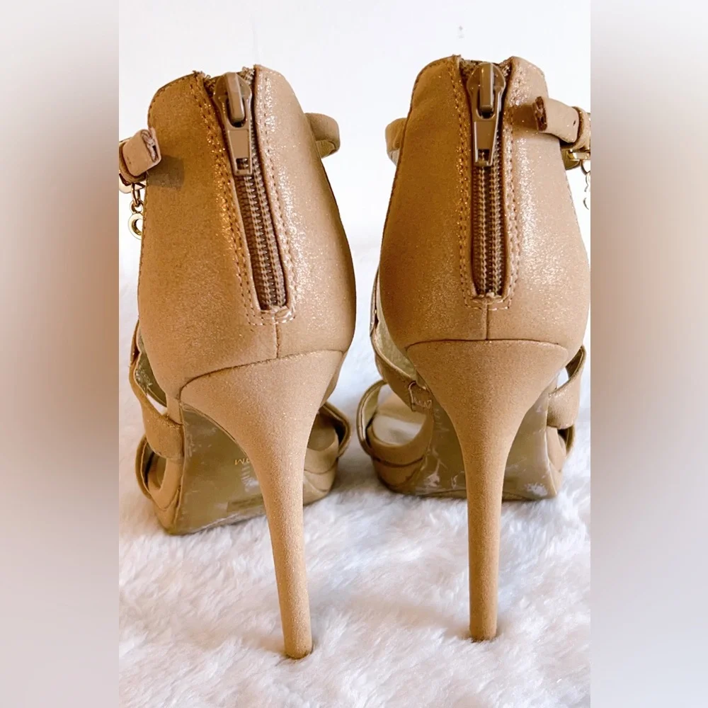 9M G By Guess Glamo peep toe heel. Gold fabric. Platform heels. used o… - Picture 8 of 11